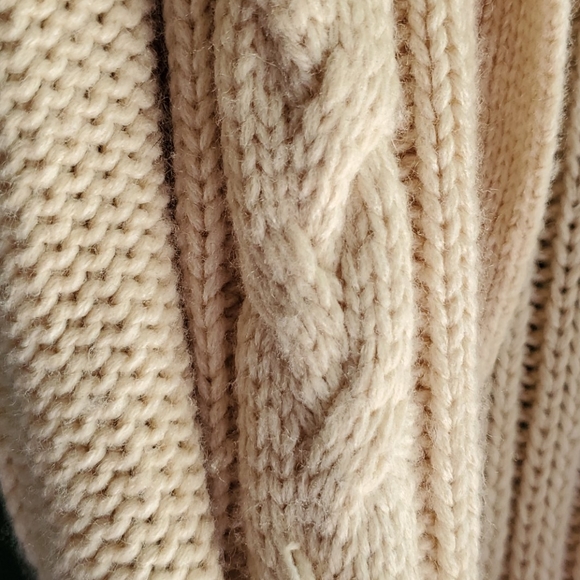 Sleeve sweater with fur collar and belt - Picture 3 of 4